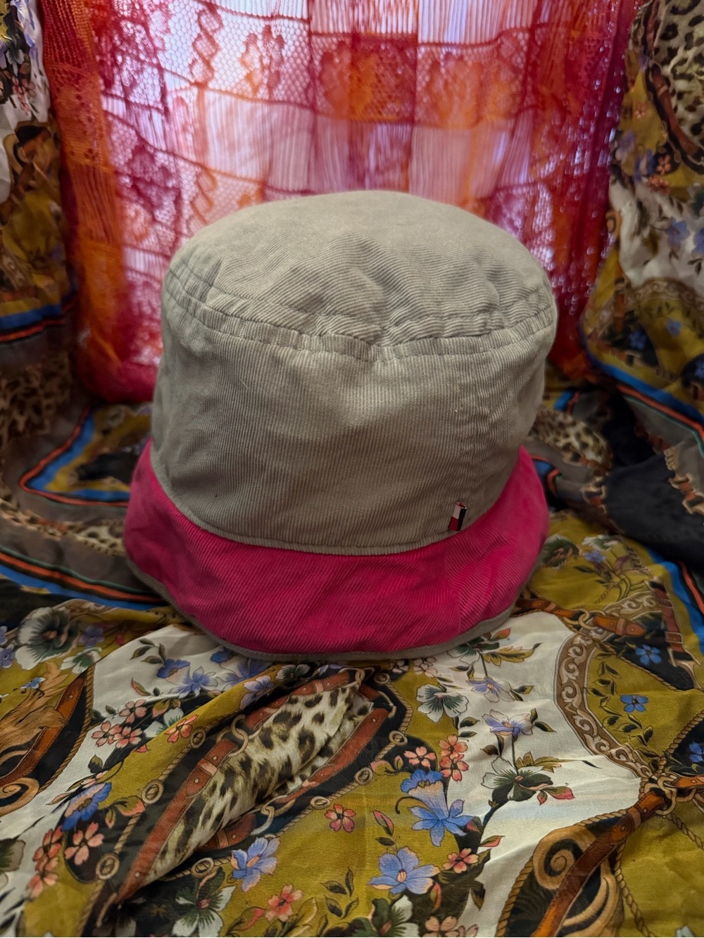 Two-Tone Beige and Pink Corduroy Bucket Hat Tommy jeans - Sony pictures costumes